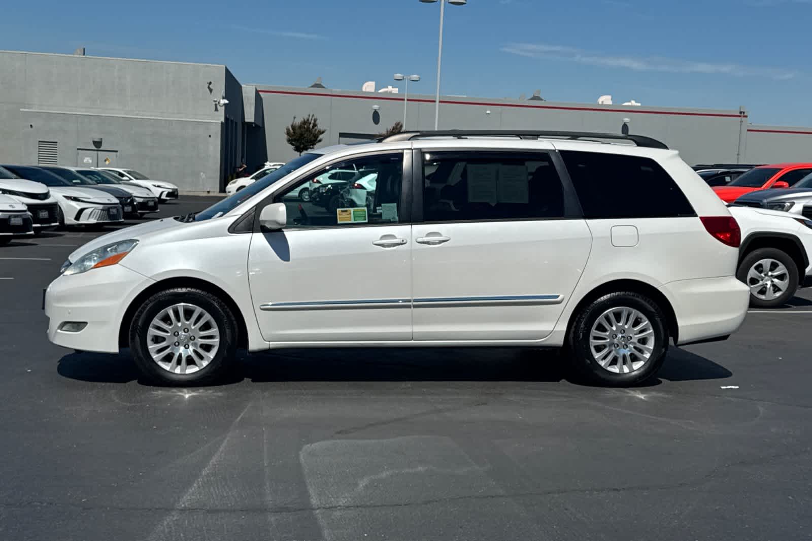 Thumbnail: 2010 Toyota Sienna - 9