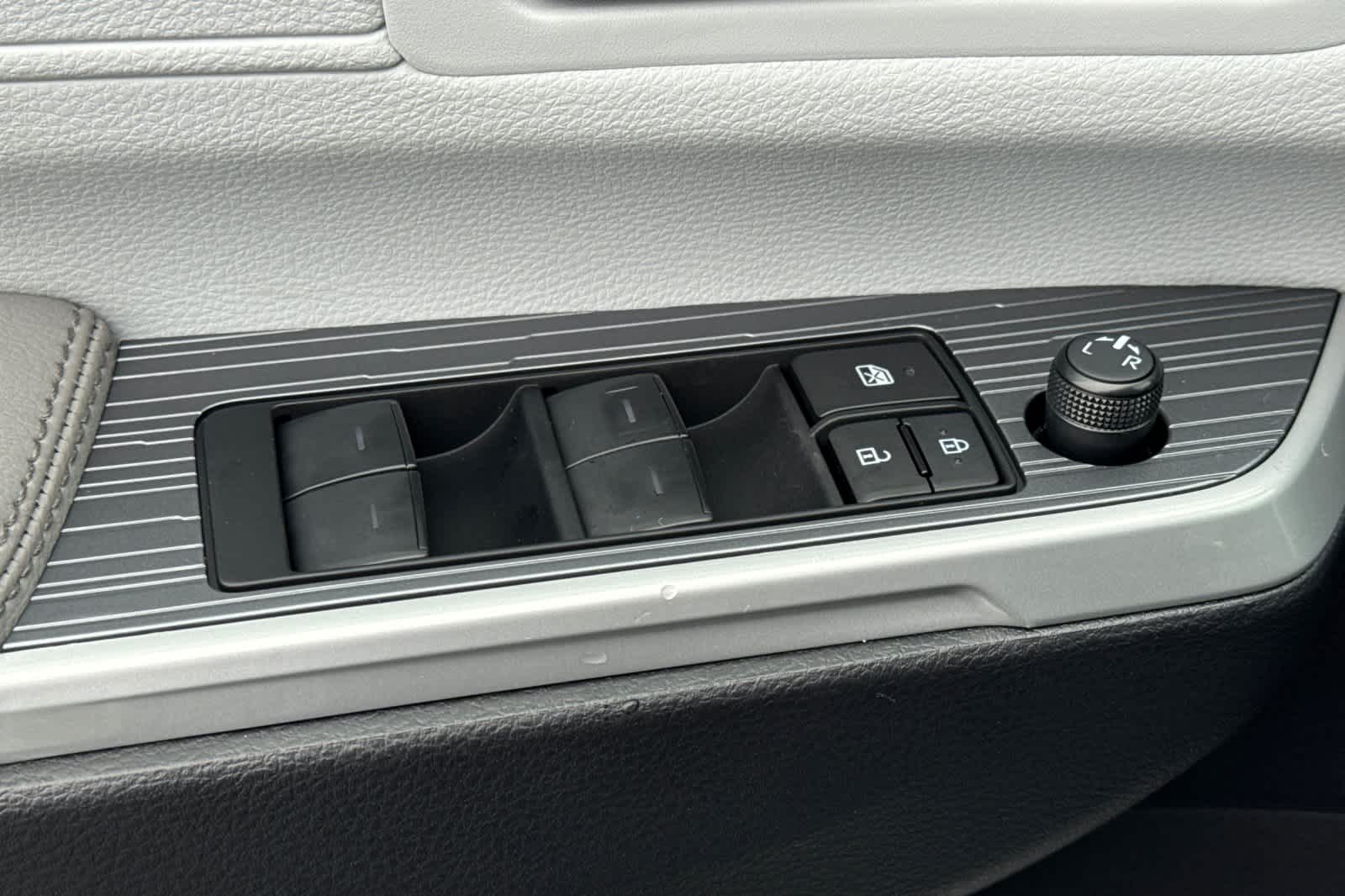 Thumbnail: 2026 Toyota Sienna - 13