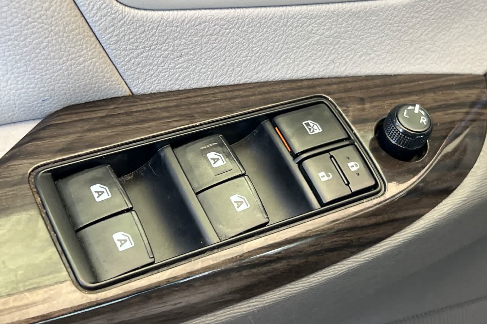 Thumbnail: 2020 Toyota Sienna - 13