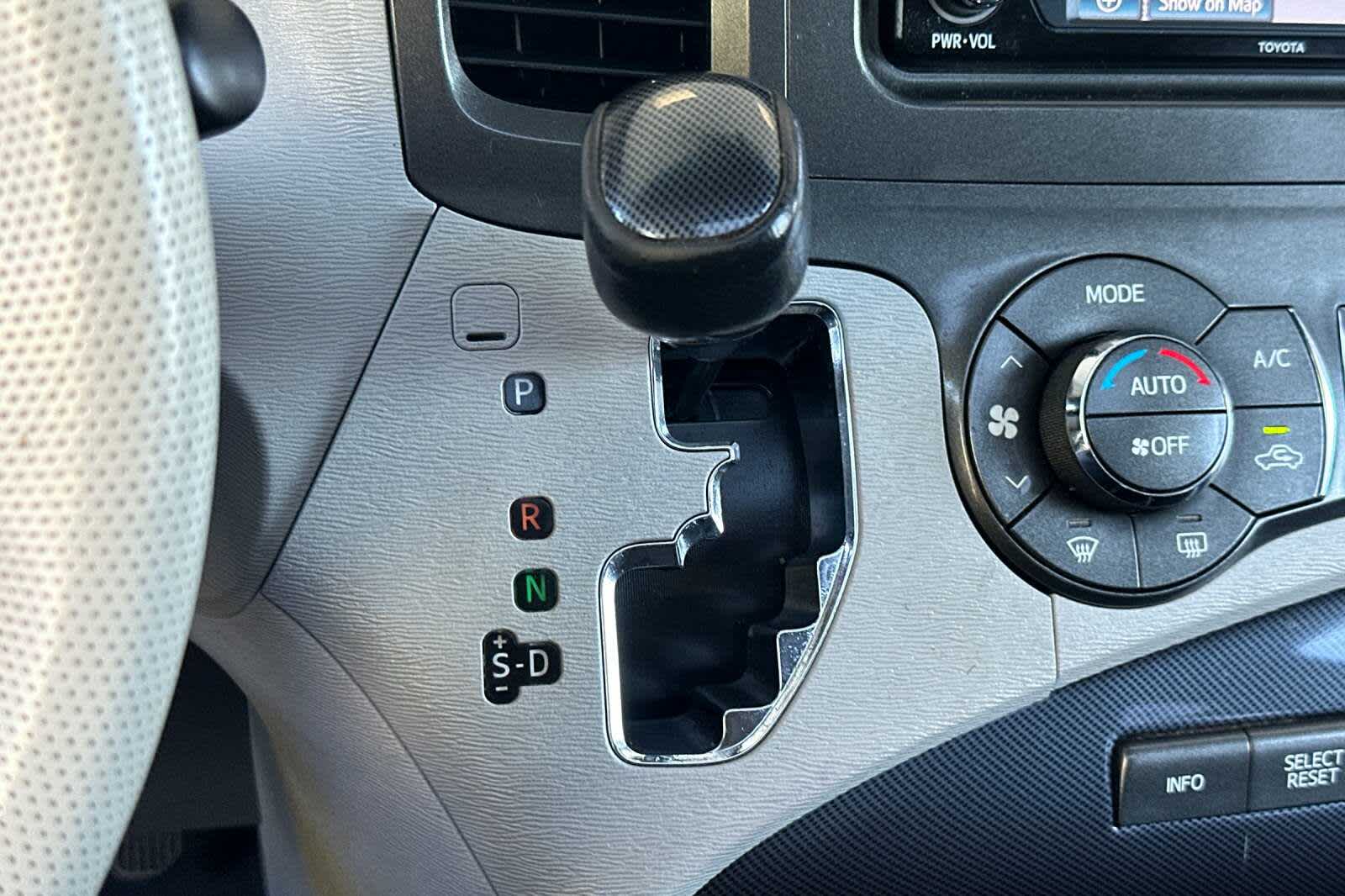Thumbnail: 2014 Toyota Sienna - 25