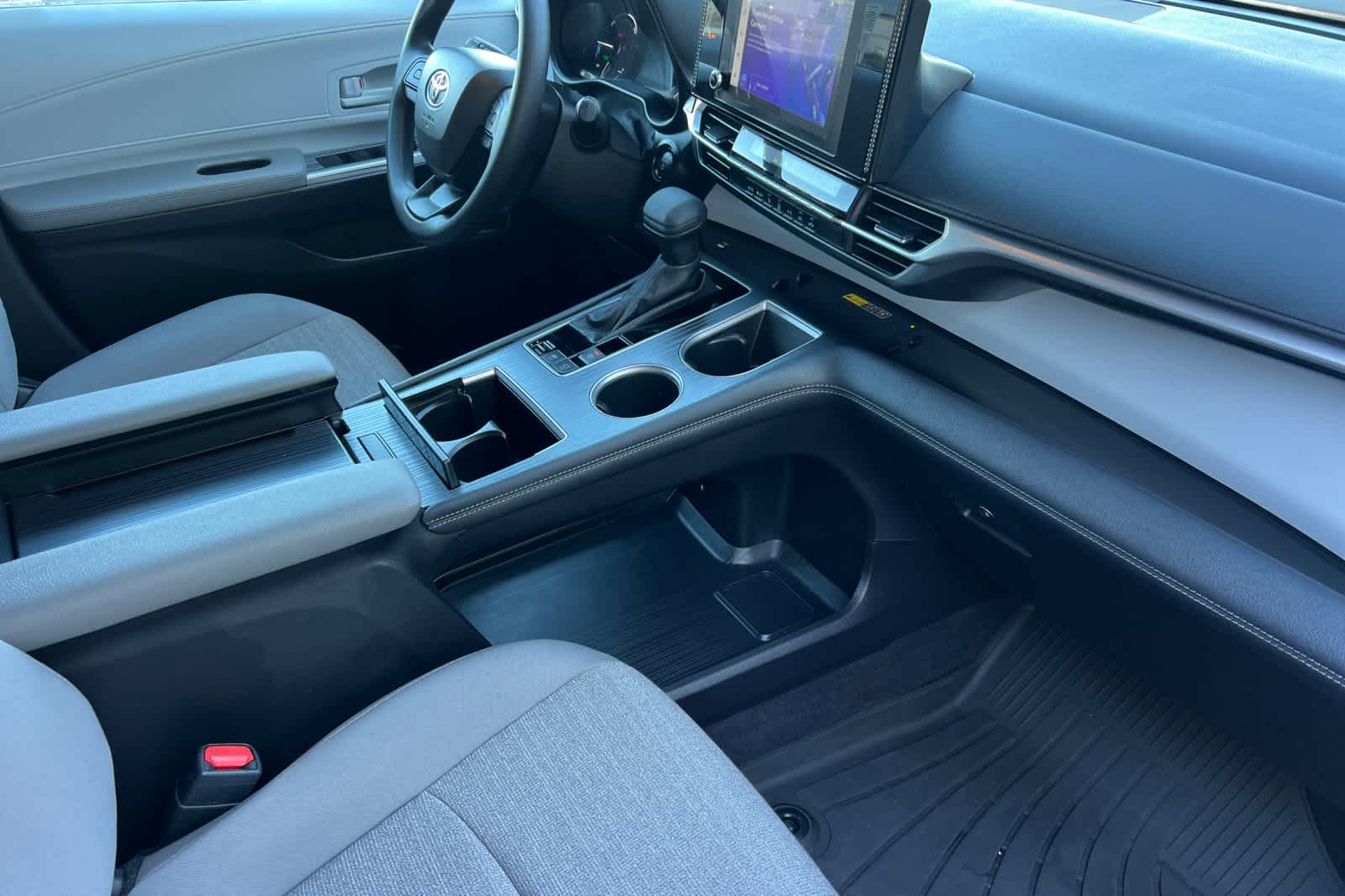 Thumbnail: 2025 Toyota Sienna - 18