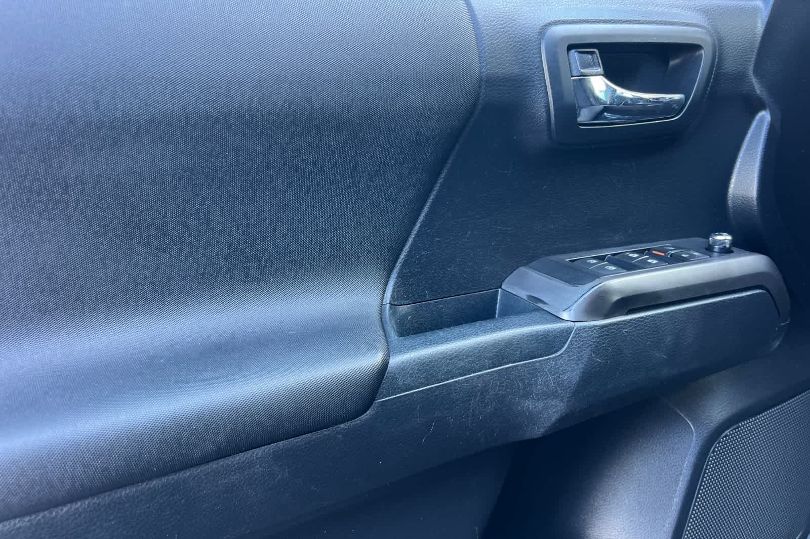 Thumbnail: 2018 Toyota Tacoma - 12