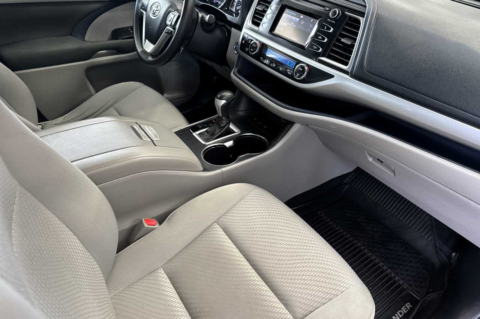 2018 Toyota Highlander LE 18