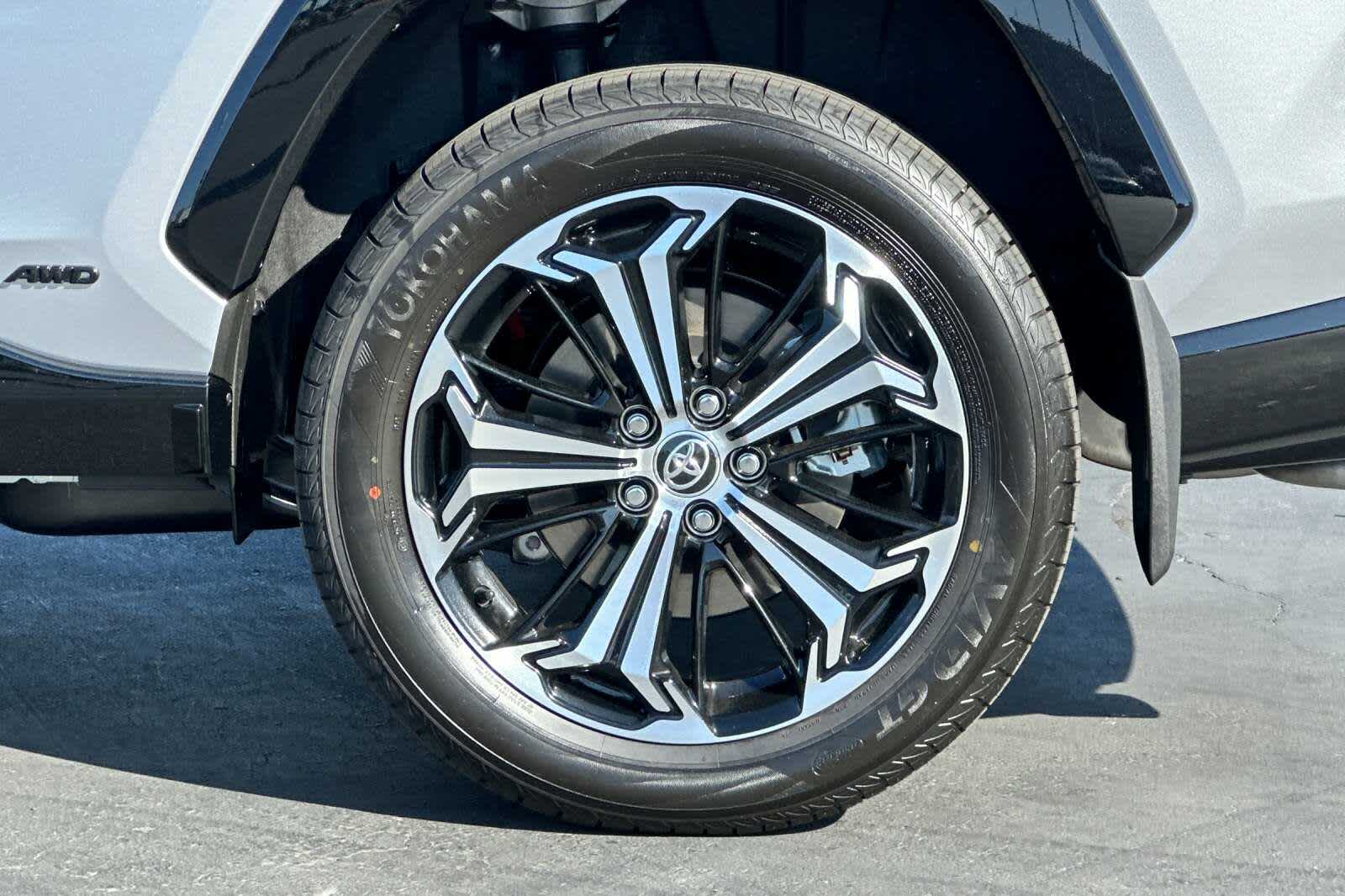 2025 Toyota RAV4 XSE 31