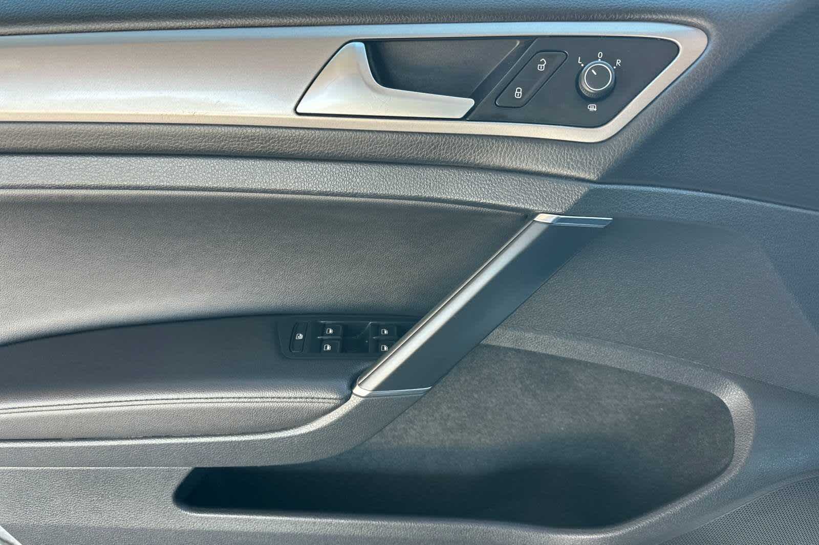 Thumbnail: 2015 Volkswagen e-Golf - 12