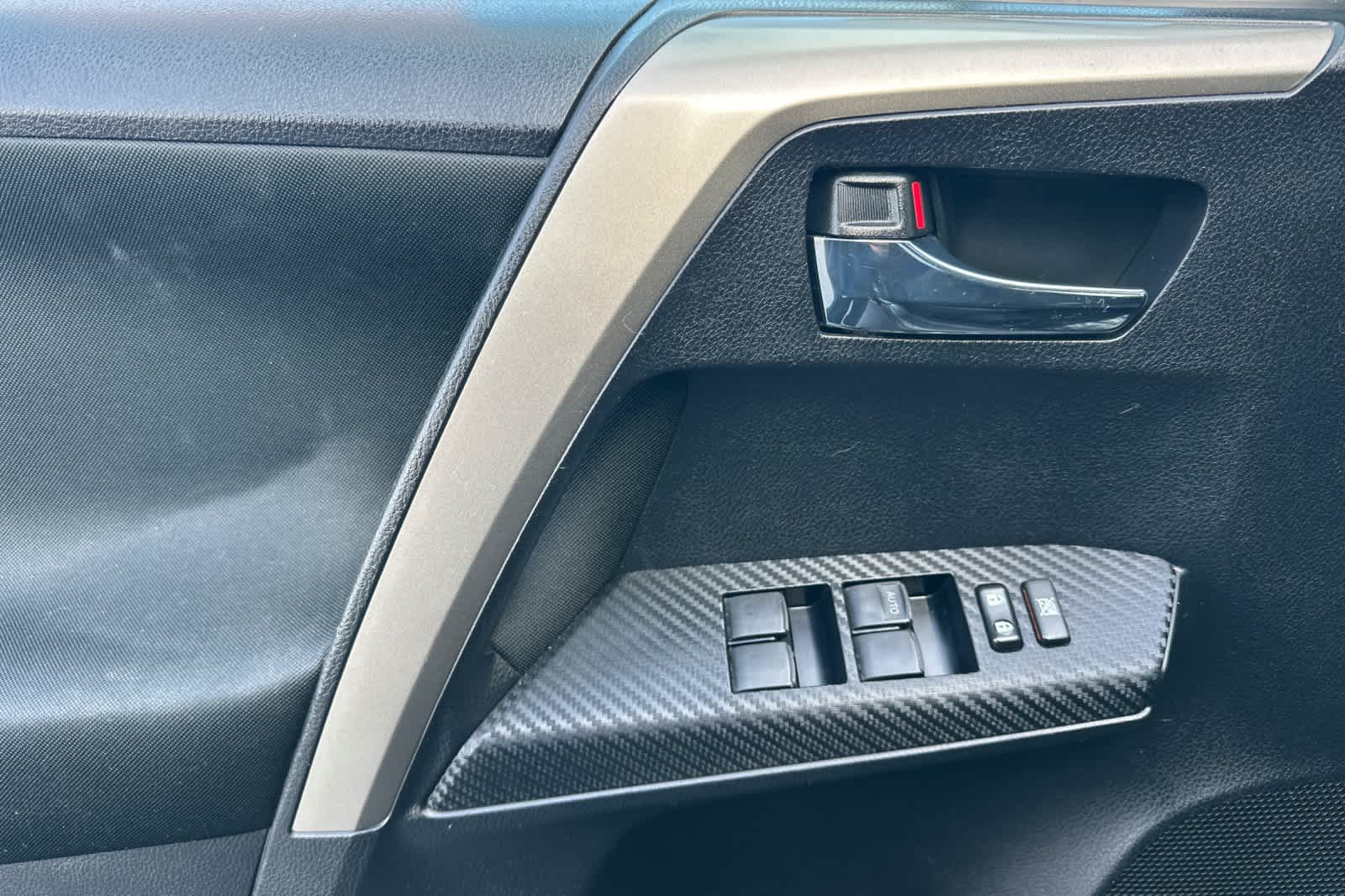 Thumbnail: 2015 Toyota RAV4 - 12