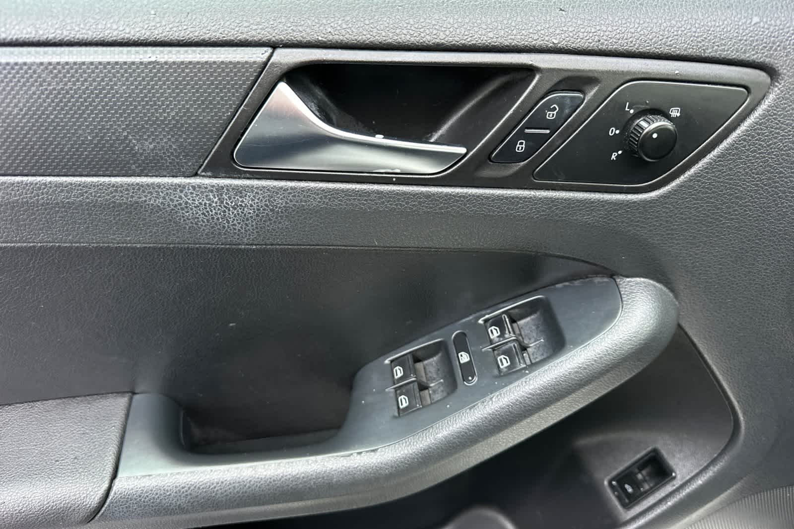 Thumbnail: 2011 Volkswagen Jetta - 12