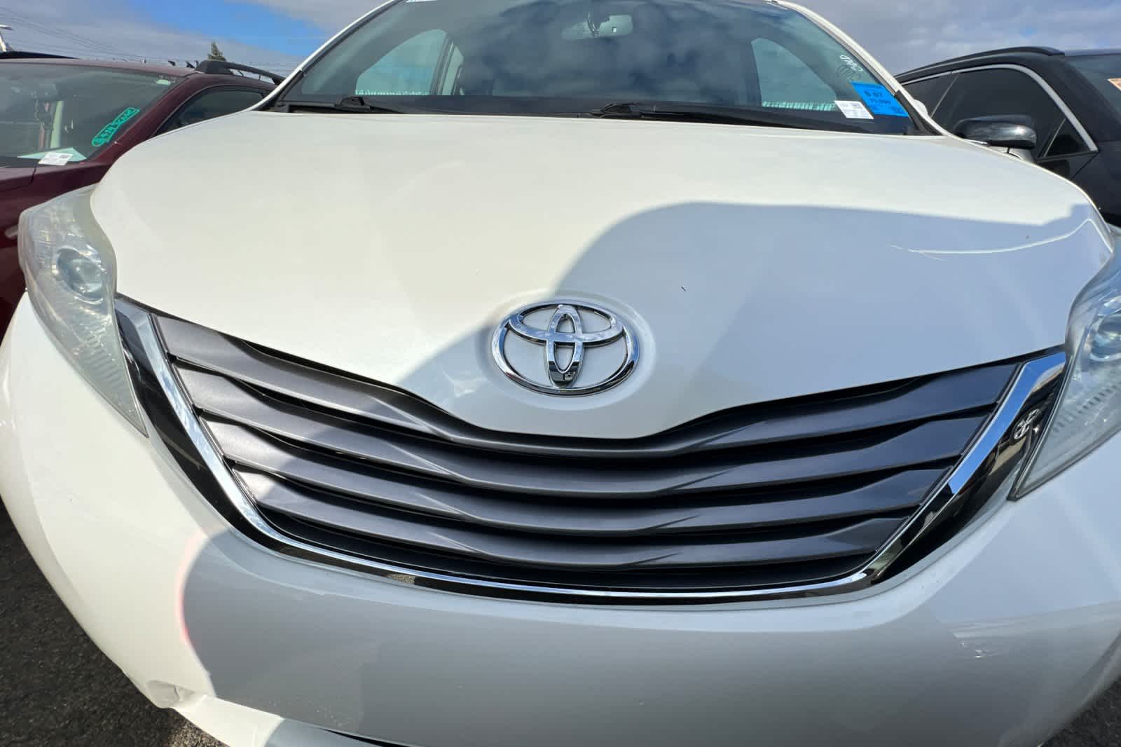 2016 Toyota Sienna XLE 10