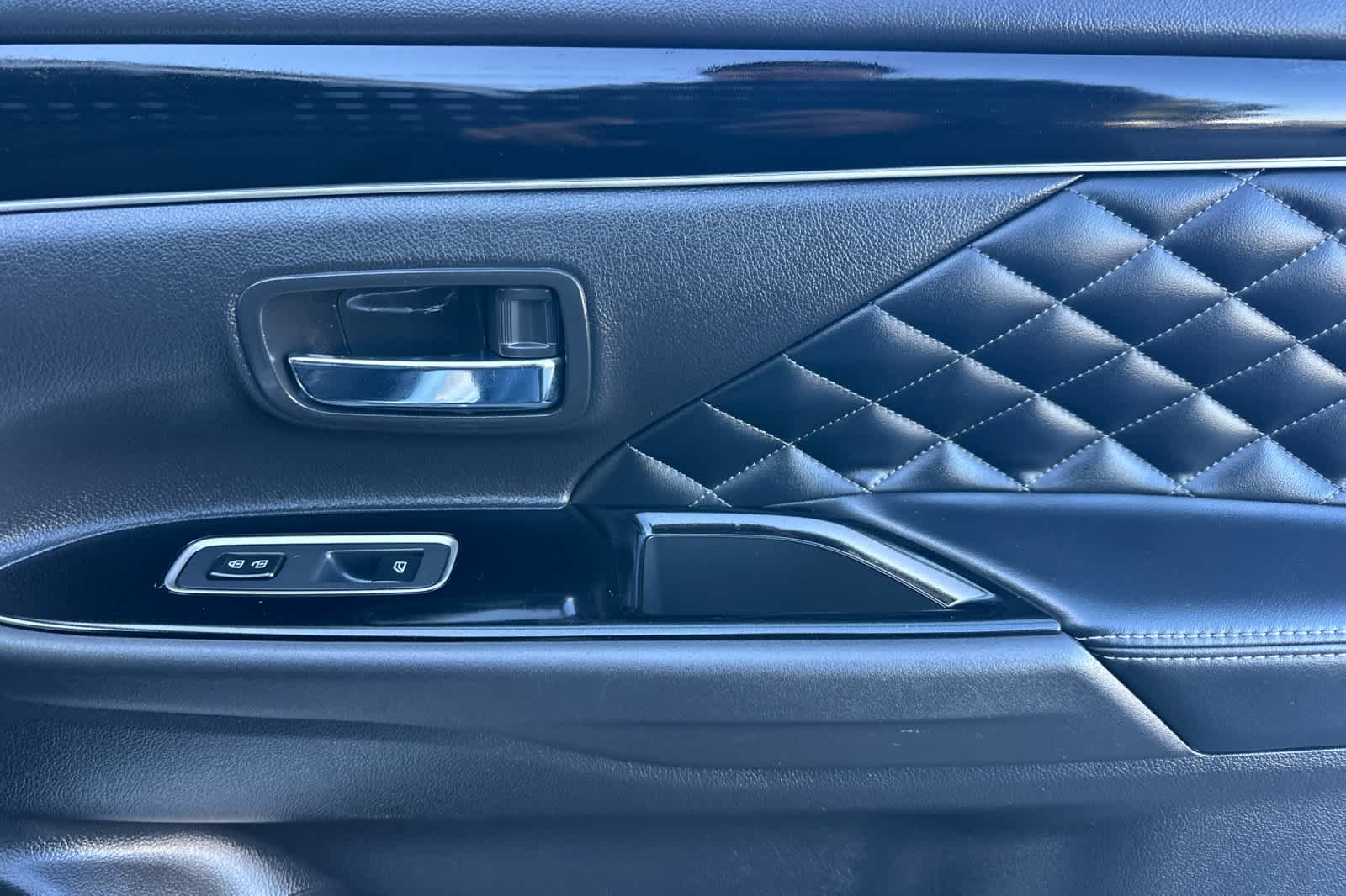 Thumbnail: 2022 Mitsubishi Outlander - 19