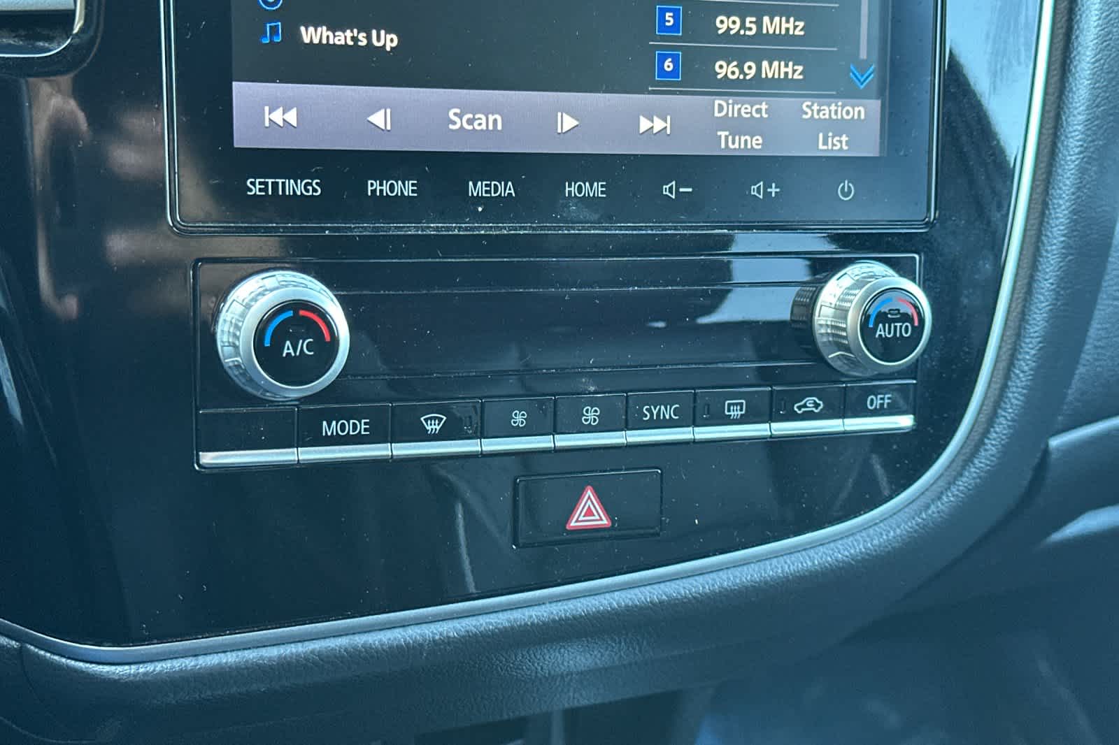 Thumbnail: 2022 Mitsubishi Outlander - 22