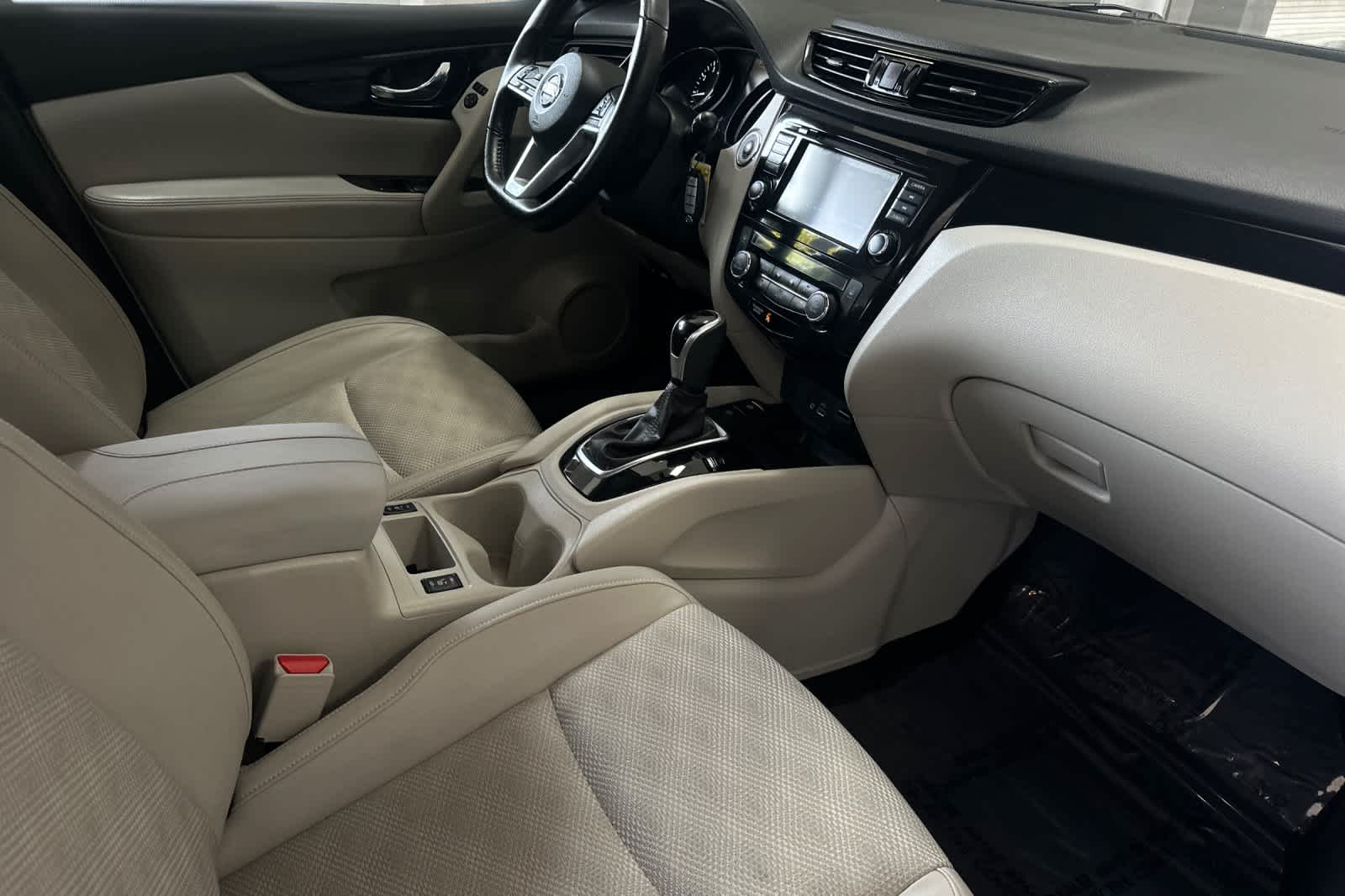 Thumbnail: 2022 Nissan Rogue Sport - 17