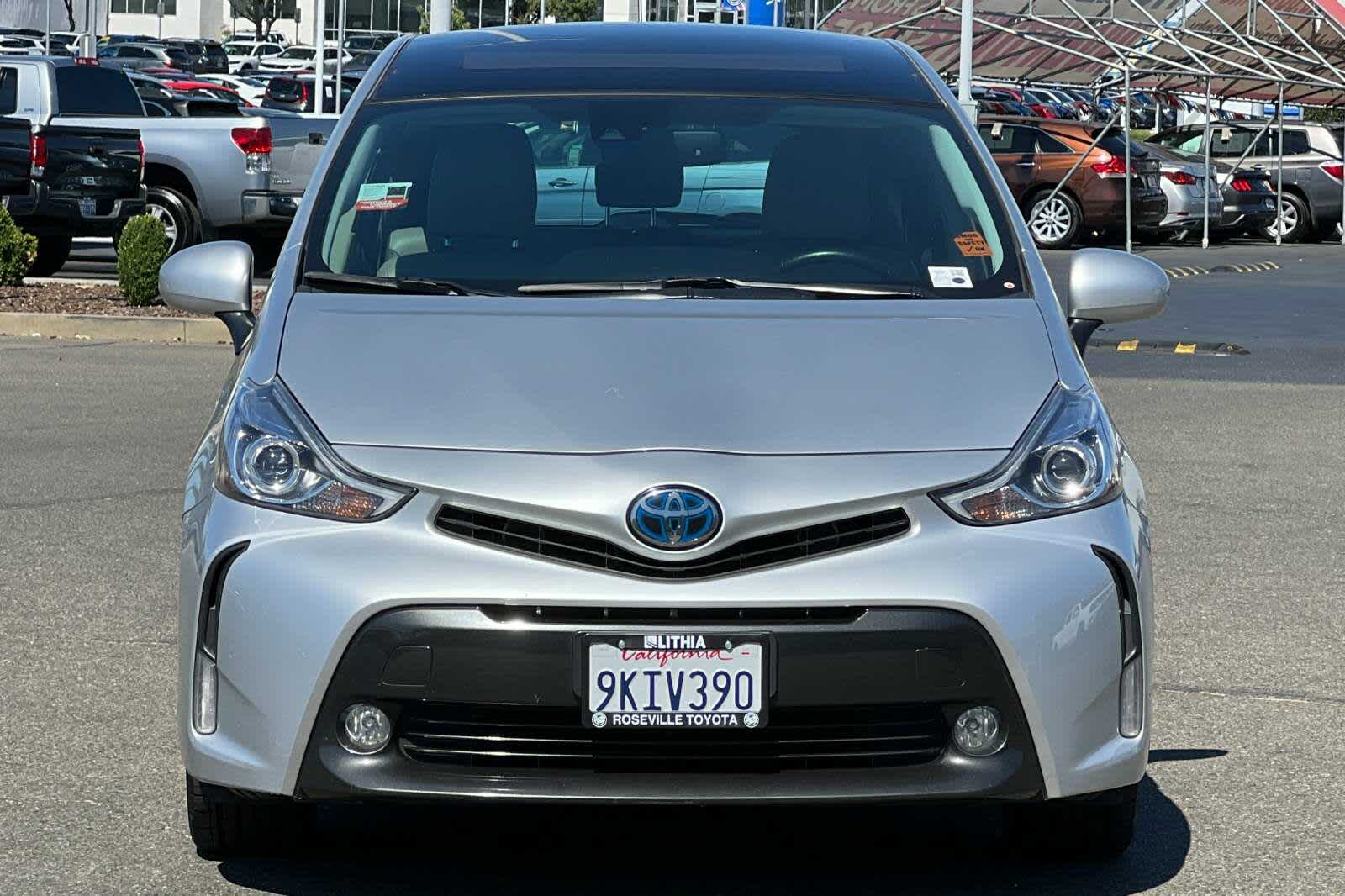 2017 Toyota Prius v Five 10