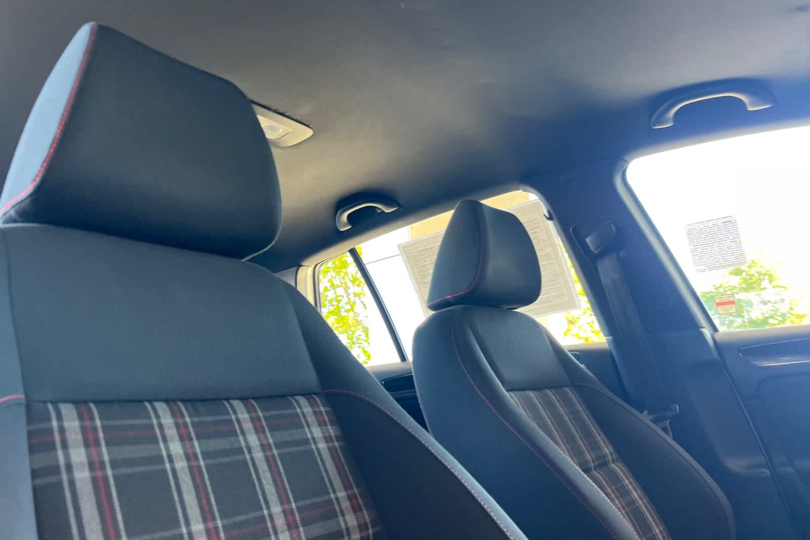 Thumbnail: 2012 Volkswagen Golf - 18