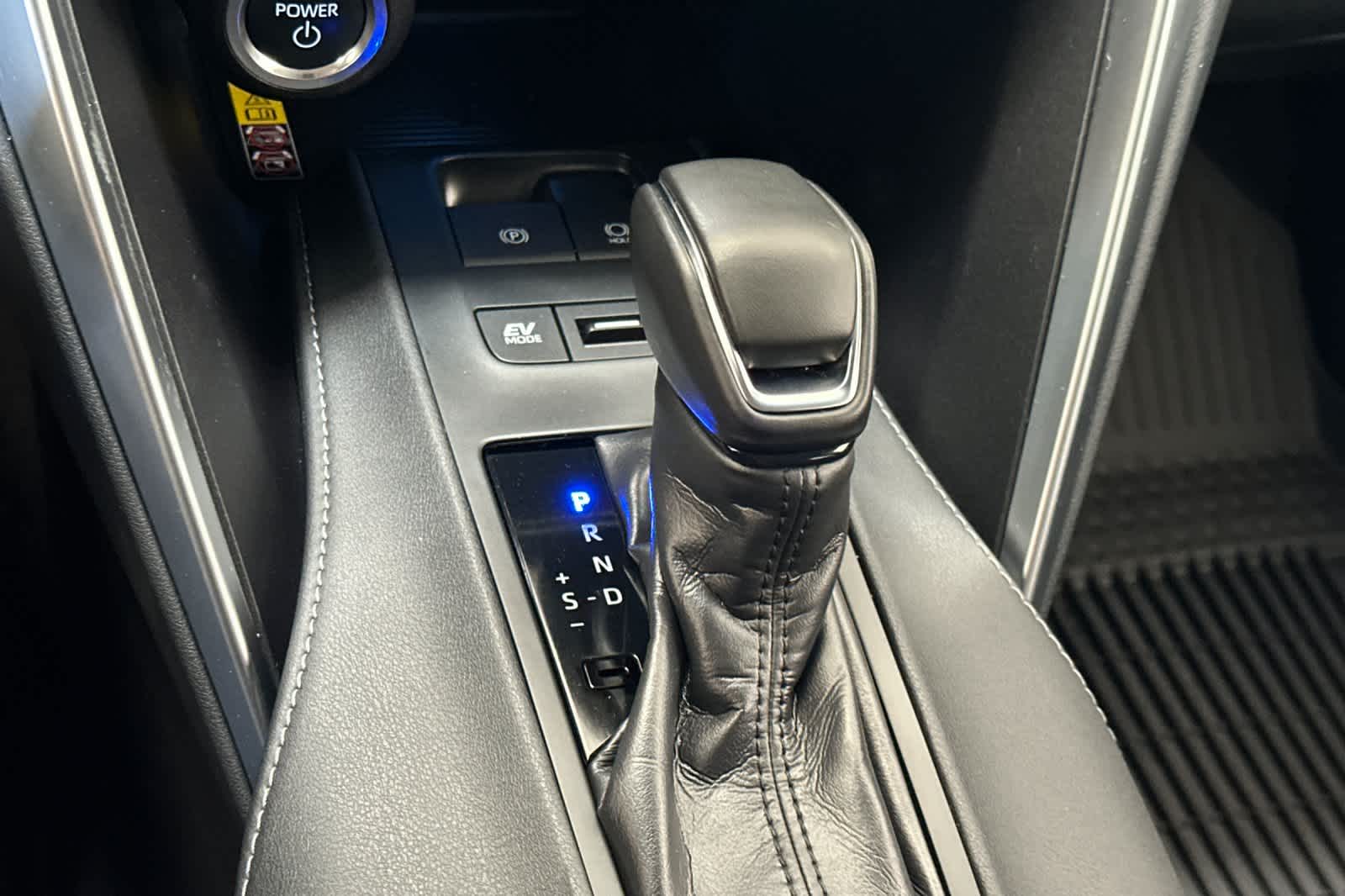 2024 Toyota Venza LE 23