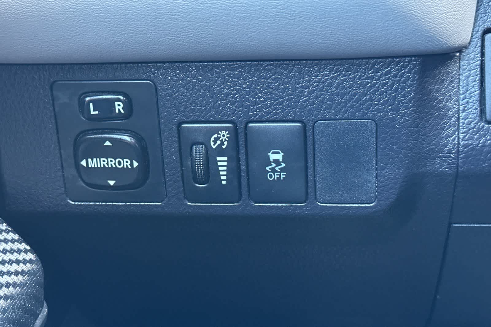 Thumbnail: 2015 Toyota RAV4 - 28