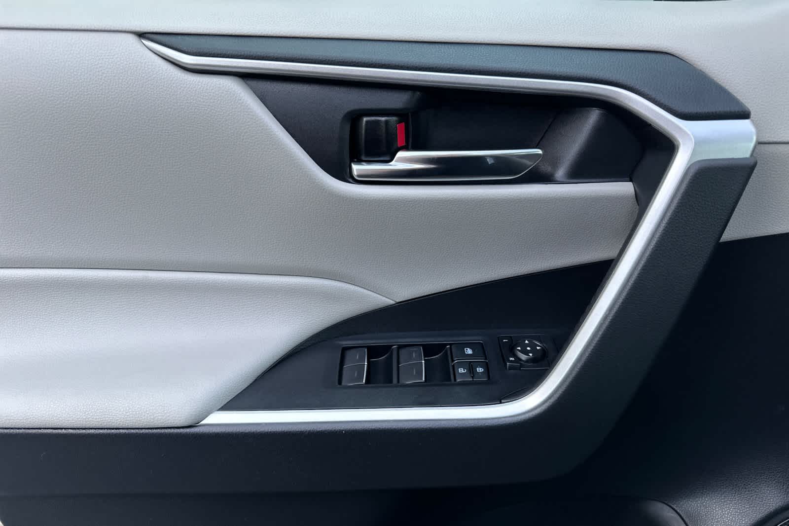 Thumbnail: 2022 Toyota RAV4 - 12