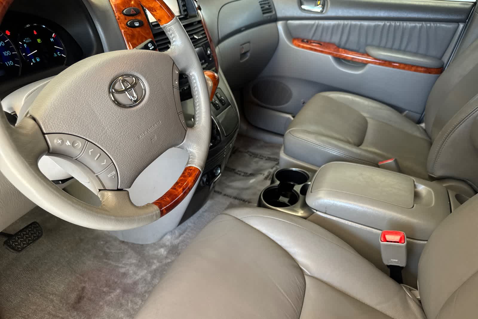 Thumbnail: 2010 Toyota Sienna - 11