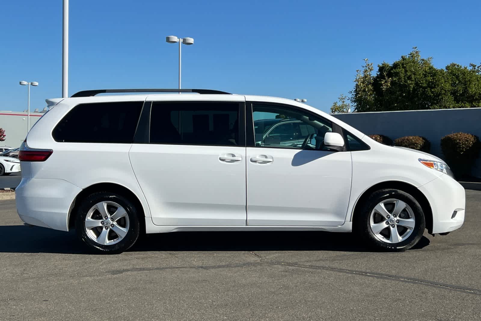 Thumbnail: 2016 Toyota Sienna - 6