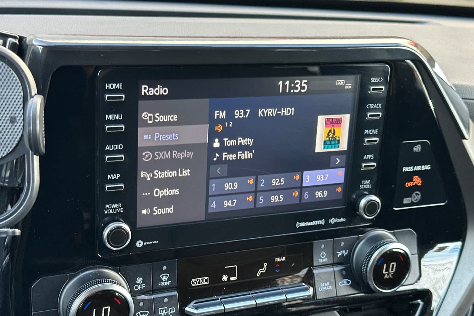 Thumbnail: 2022 Toyota Highlander - 21