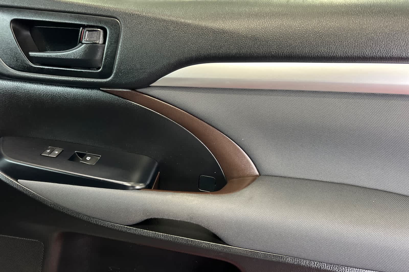 Thumbnail: 2018 Toyota Highlander - 20