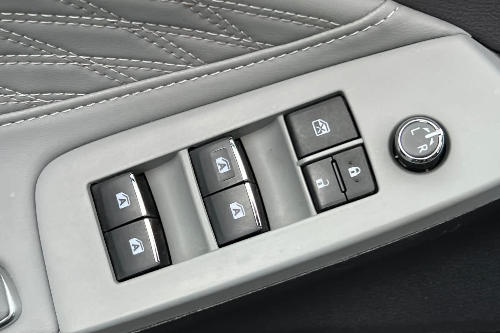 Thumbnail: 2022 Toyota Avalon - 13