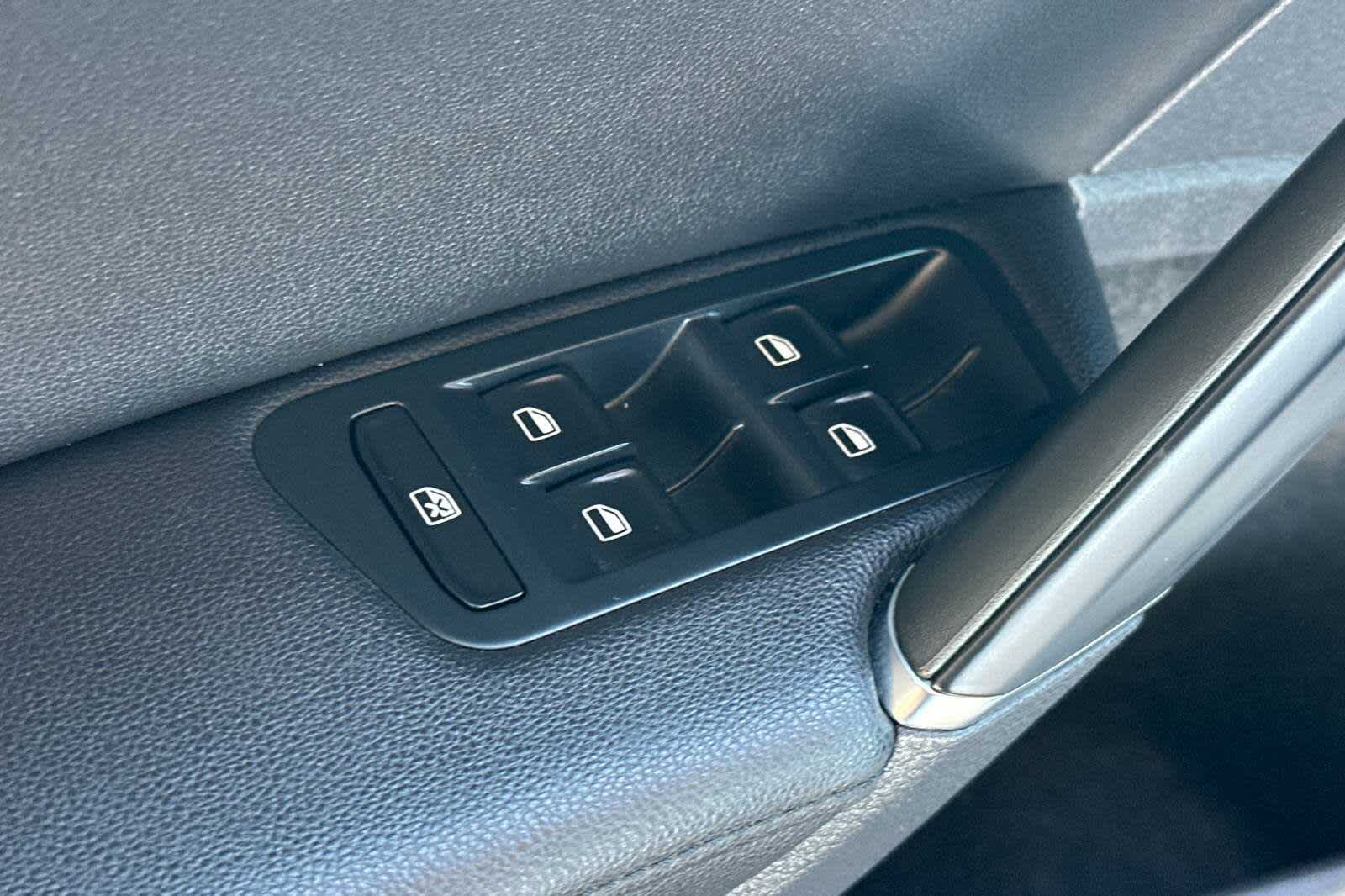 Thumbnail: 2015 Volkswagen e-Golf - 13