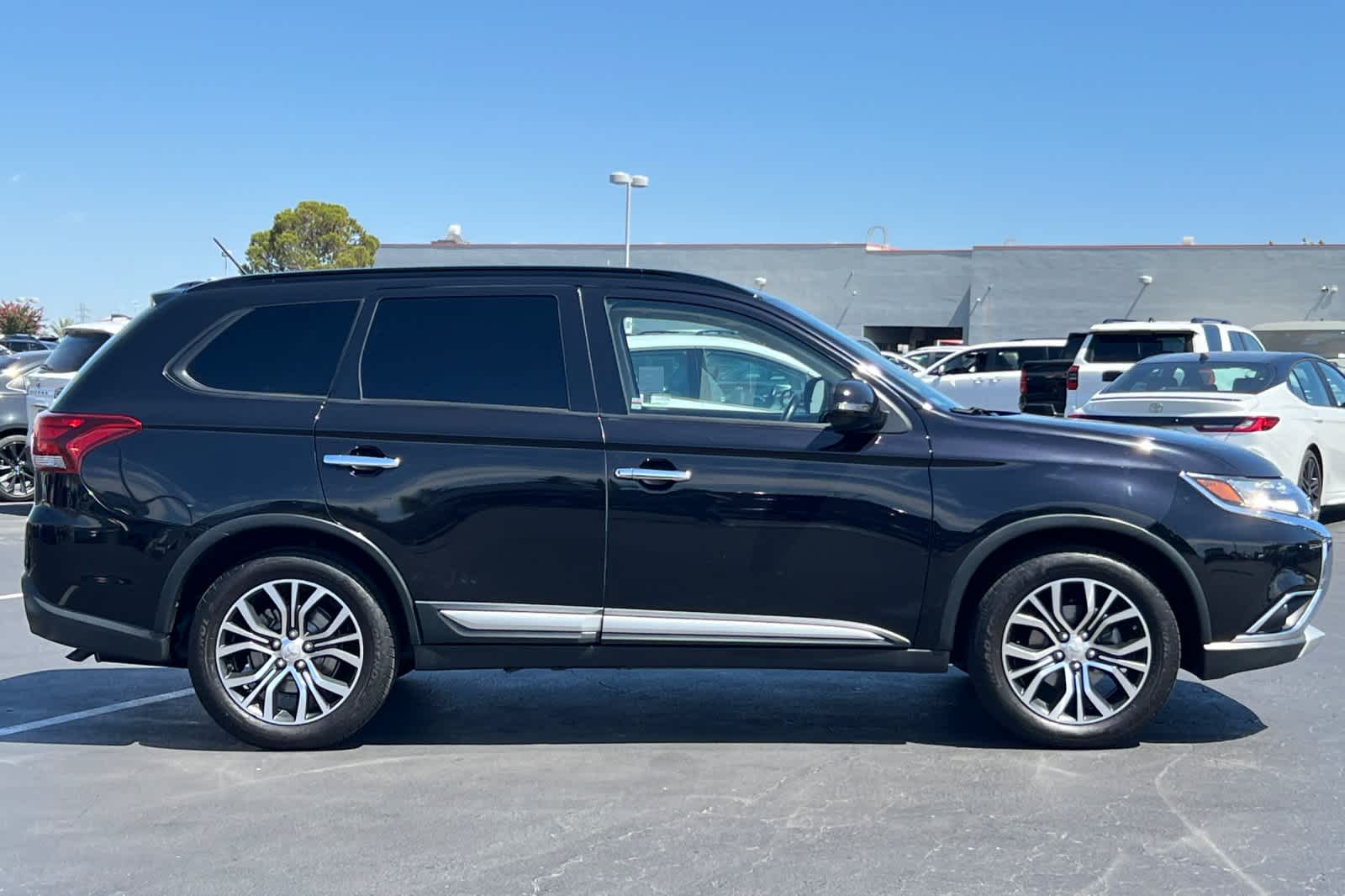 Thumbnail: 2016 Mitsubishi Outlander - 6