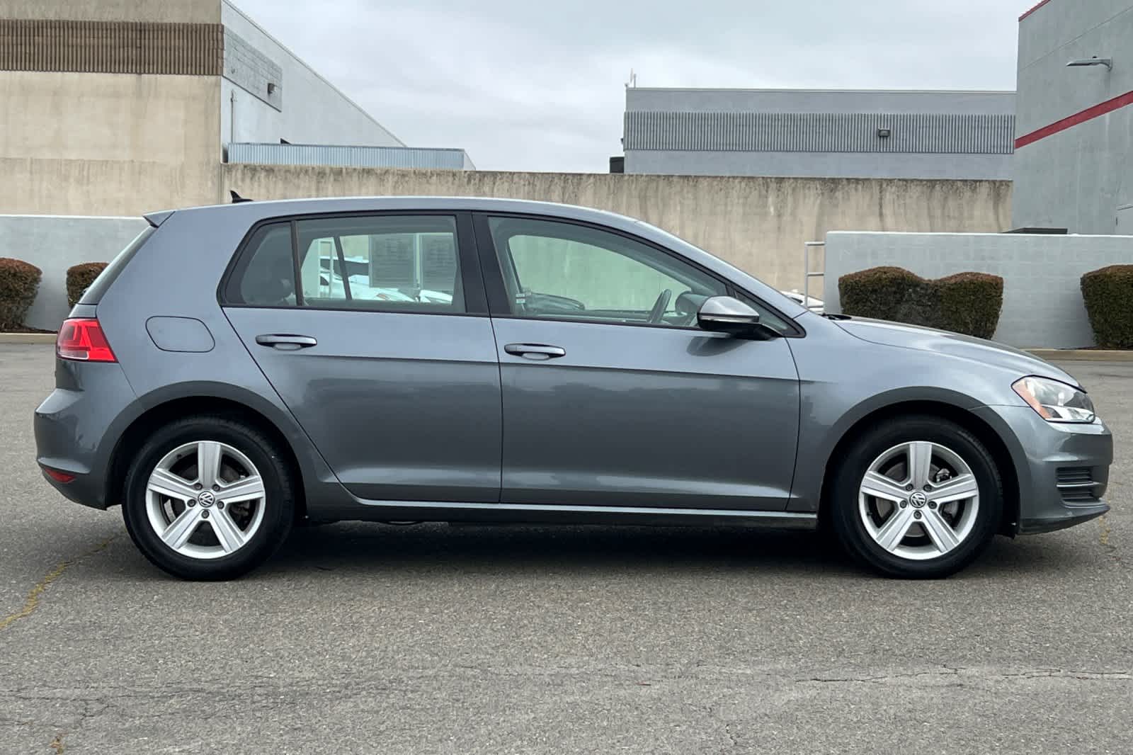 Thumbnail: 2017 Volkswagen Golf - 6