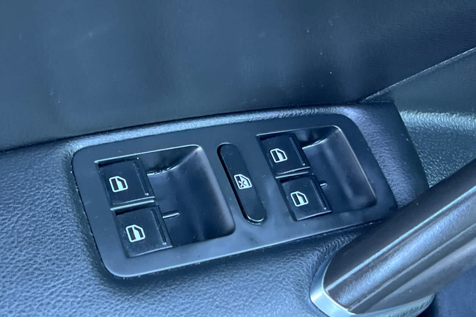 Thumbnail: 2018 Volkswagen Passat - 13