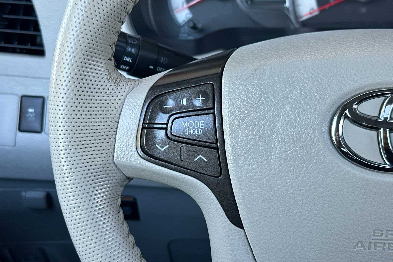 Thumbnail: 2014 Toyota Sienna - 27