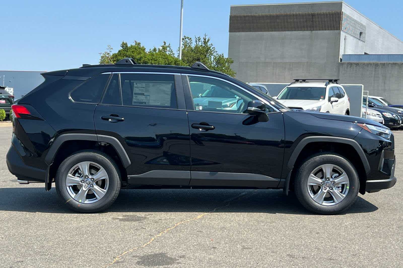 2025 Toyota RAV4 XLE 8