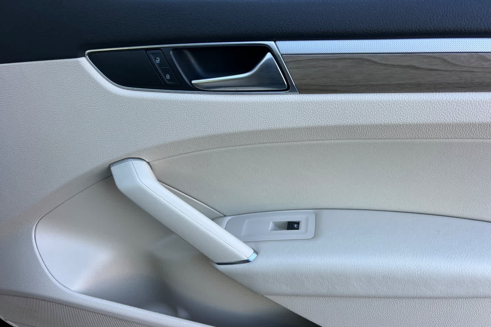 Thumbnail: 2018 Volkswagen Passat - 18