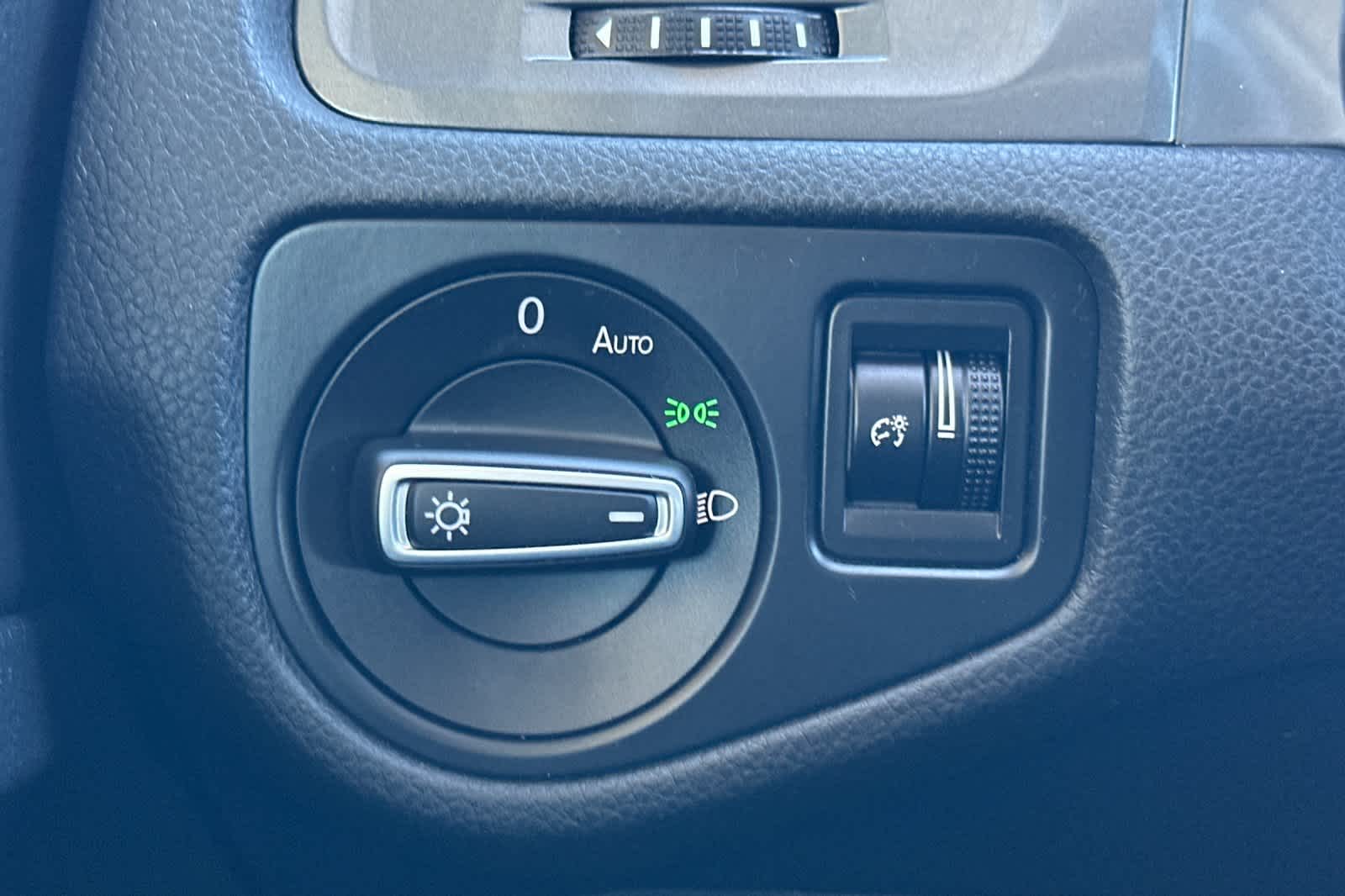 Thumbnail: 2015 Volkswagen e-Golf - 31