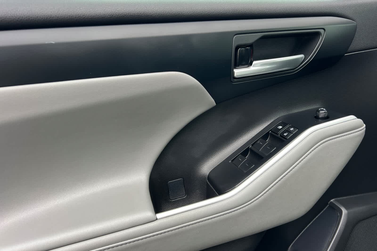 Thumbnail: 2023 Toyota Highlander - 12