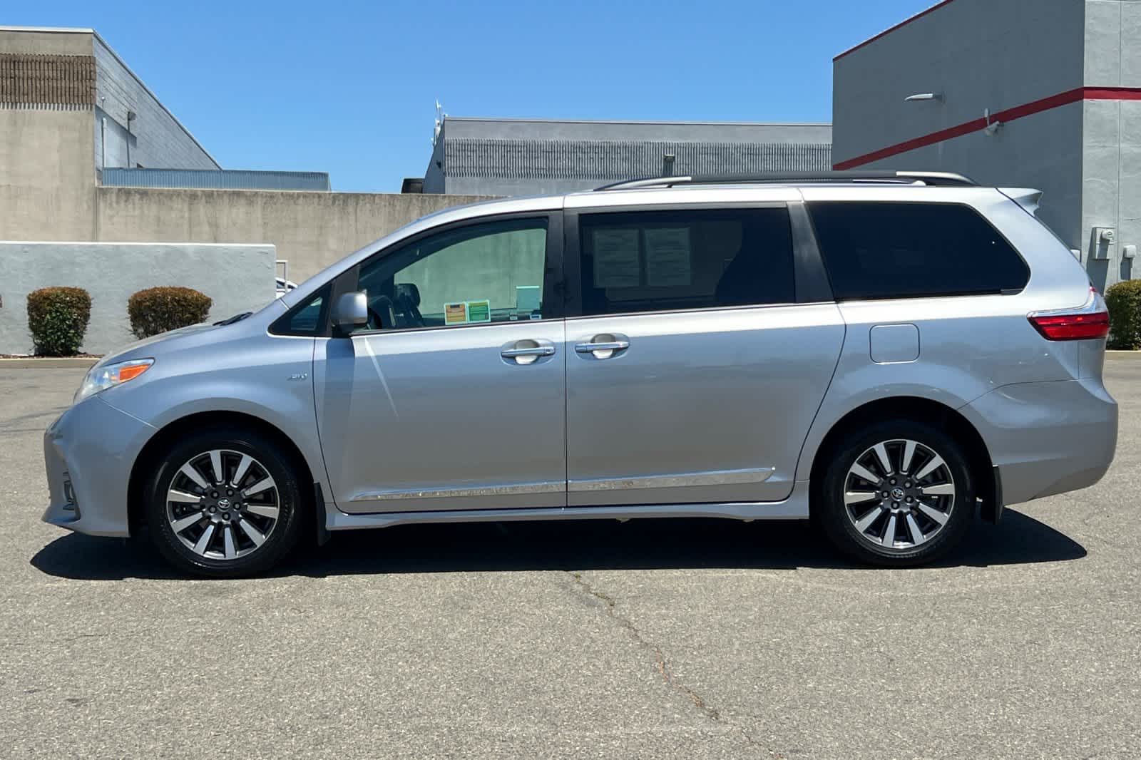 Thumbnail: 2018 Toyota Sienna - 9