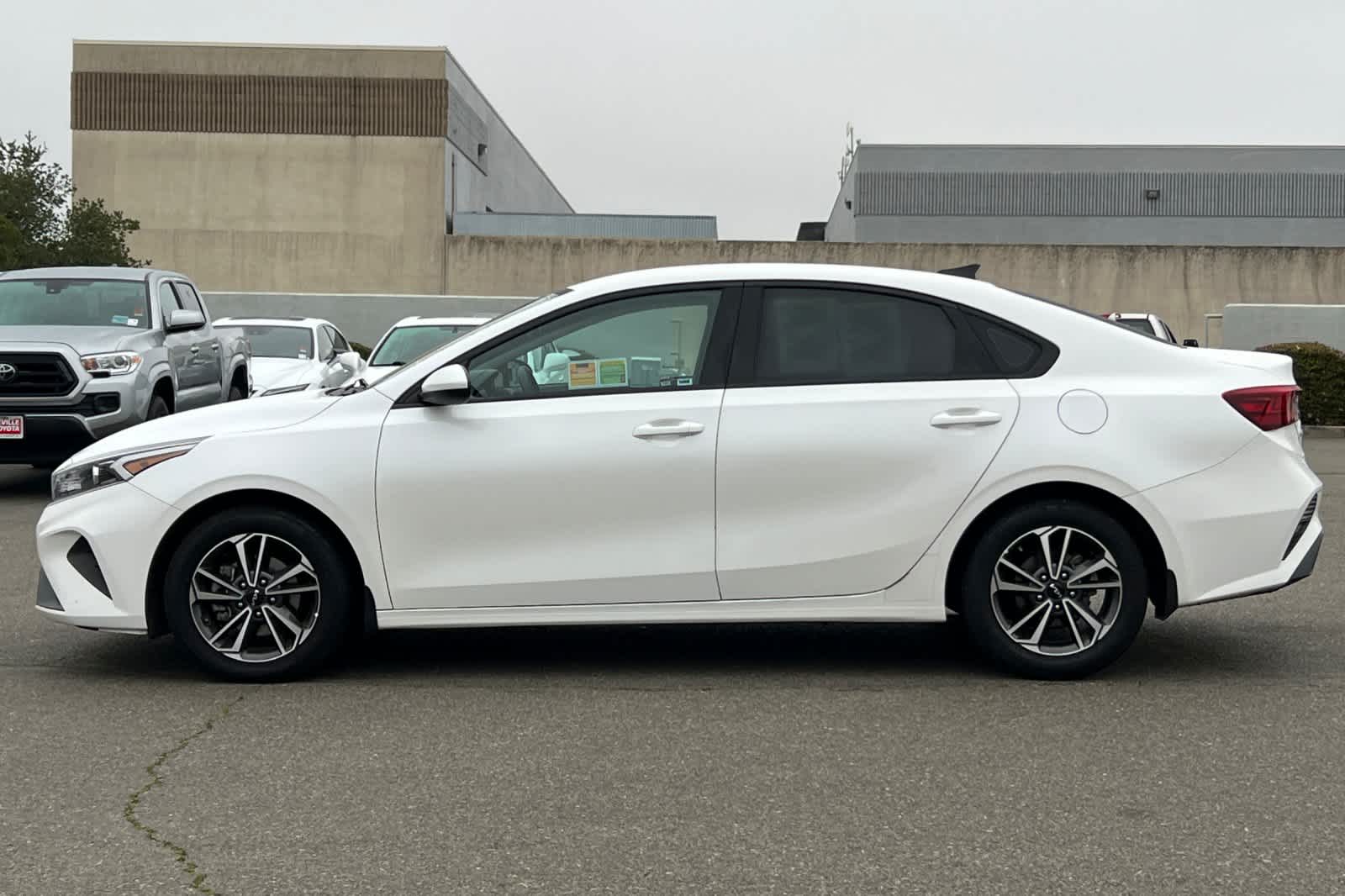 Thumbnail: 2023 Kia Forte - 9