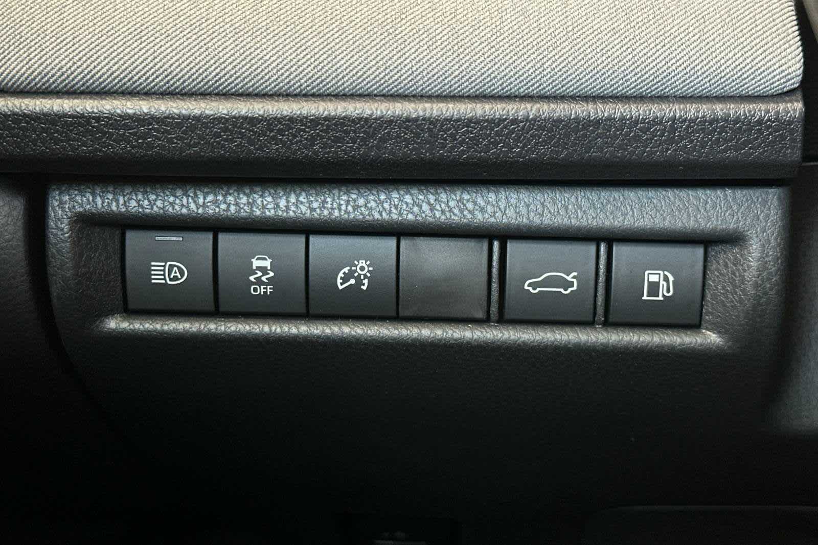 2025 Toyota Camry LE 28