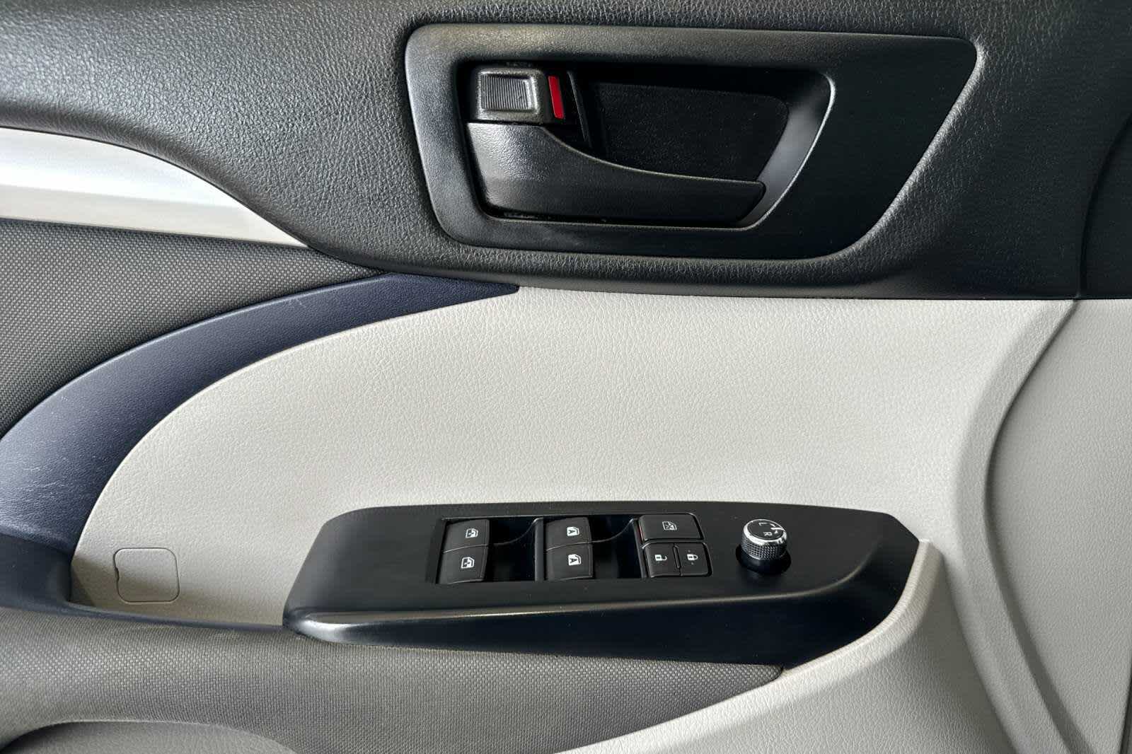 2018 Toyota Highlander LE 12