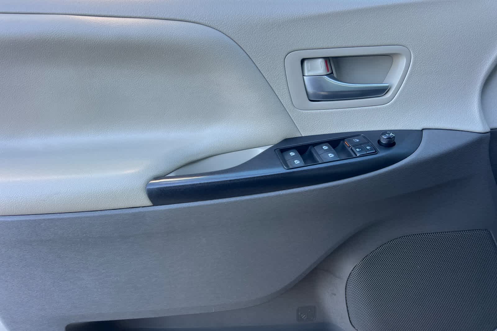 Thumbnail: 2017 Toyota Sienna - 12