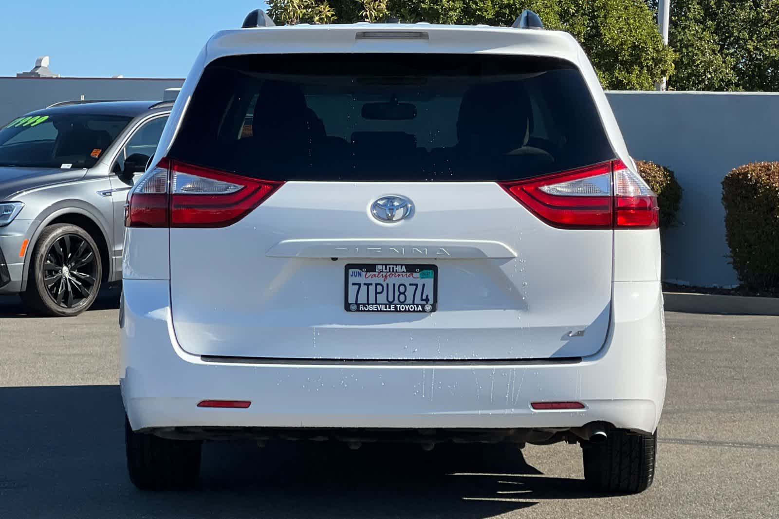 Thumbnail: 2016 Toyota Sienna - 8
