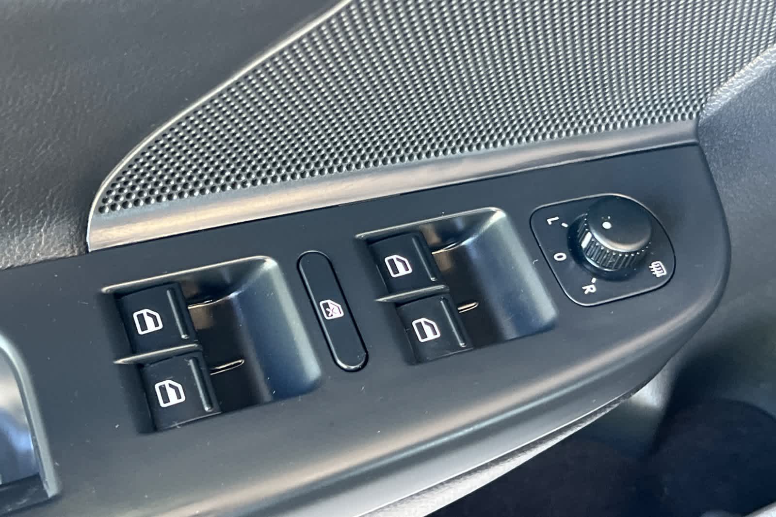 Thumbnail: 2010 Volkswagen Jetta - 13