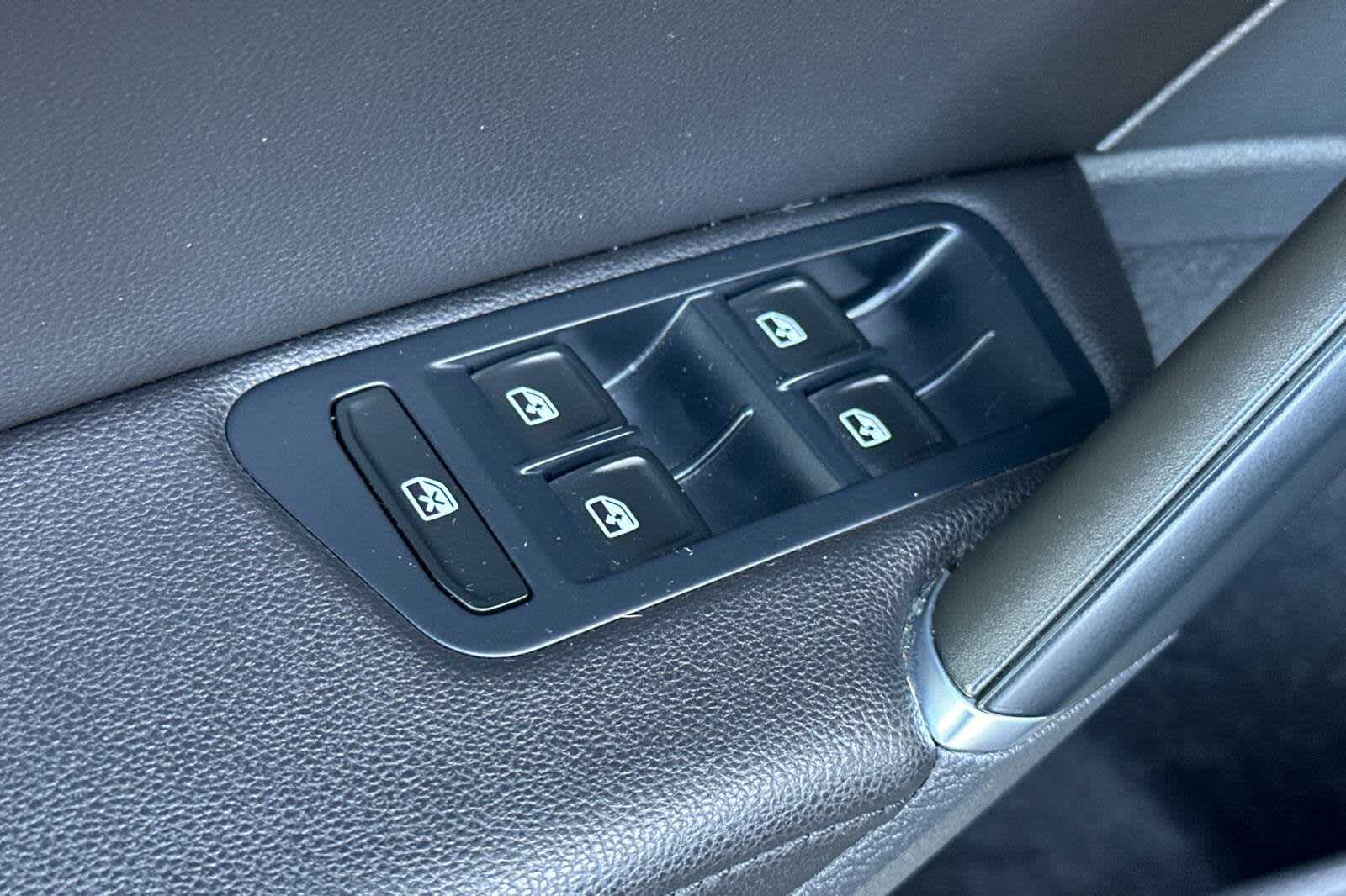 Thumbnail: 2017 Volkswagen e-Golf - 13