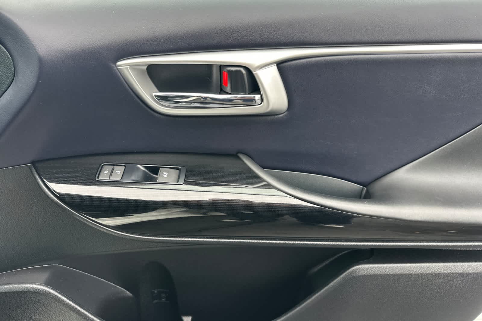 Thumbnail: 2018 Toyota Mirai - 18