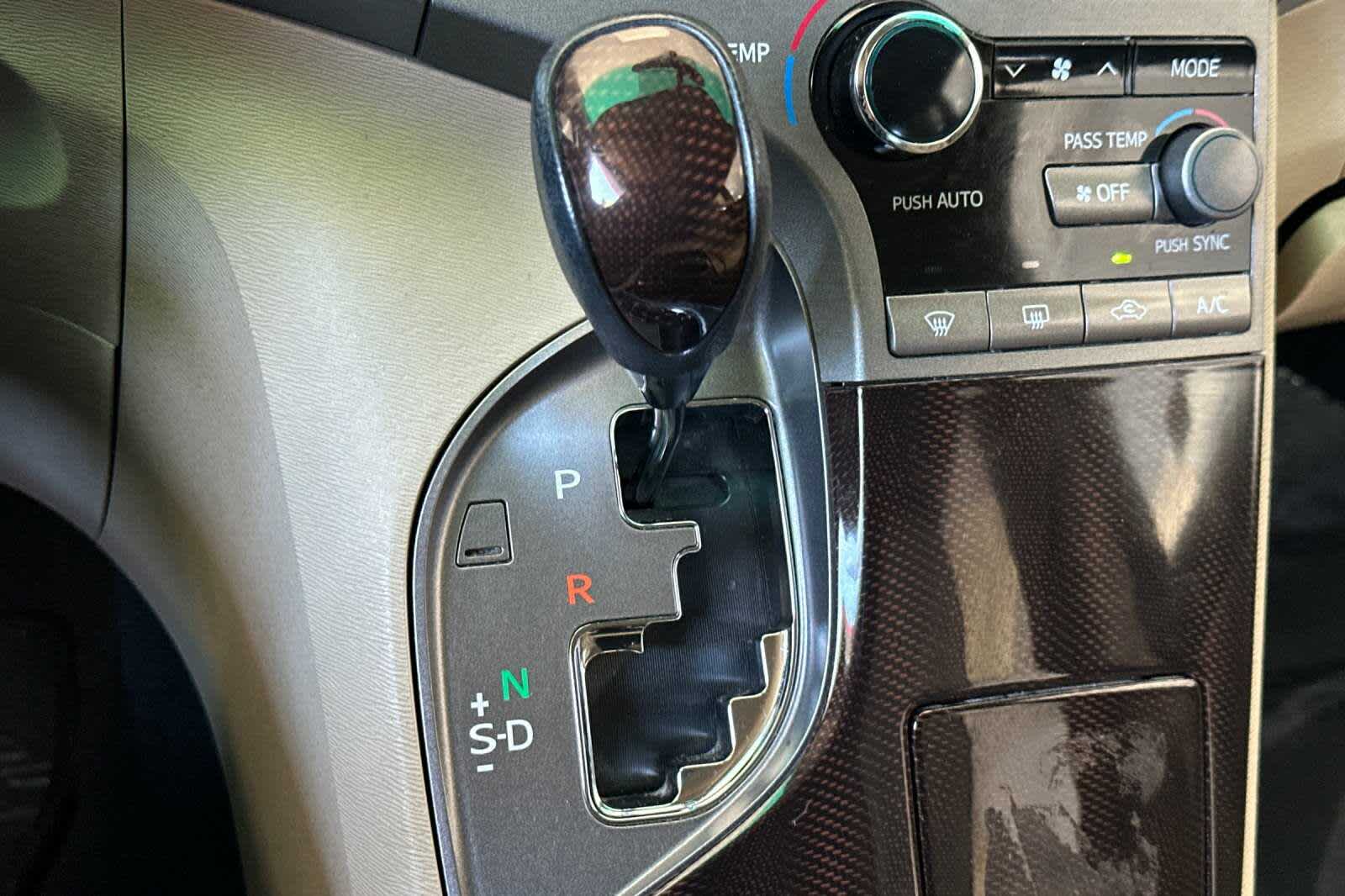 Thumbnail: 2010 Toyota Venza - 22