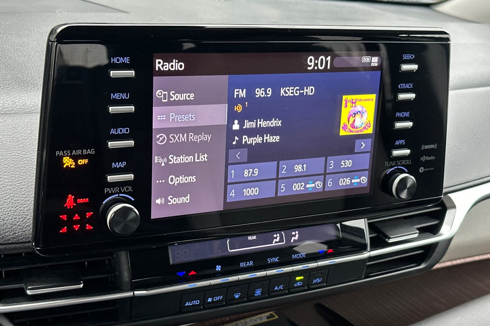 Thumbnail: 2022 Toyota Sienna - 21