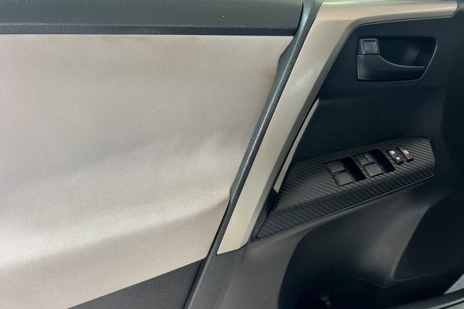 Thumbnail: 2015 Toyota RAV4 - 12