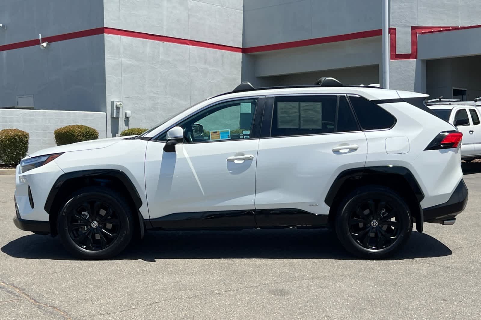 Thumbnail: 2022 Toyota RAV4 - 9