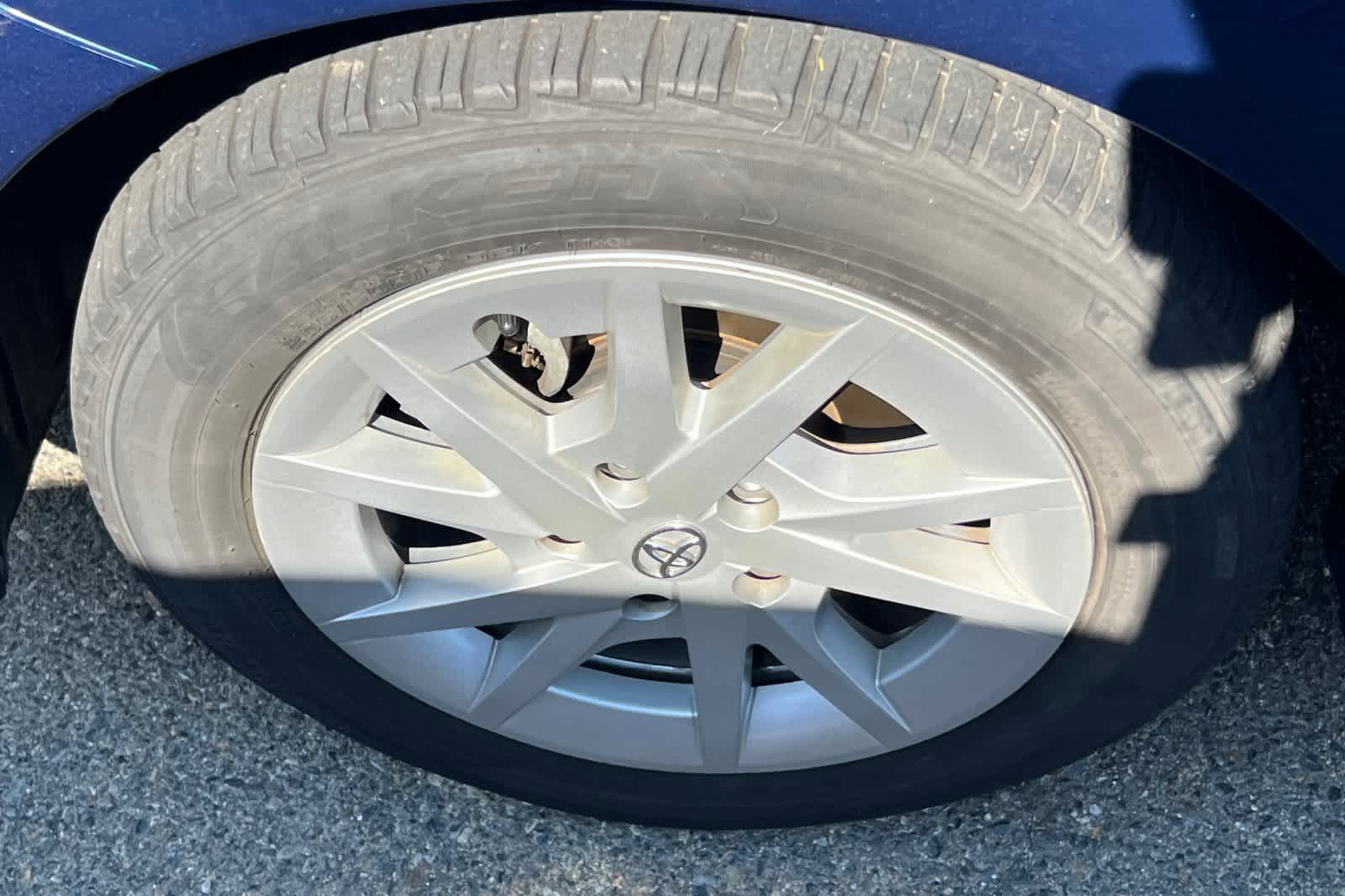 Thumbnail: 2013 Toyota Prius v - 21