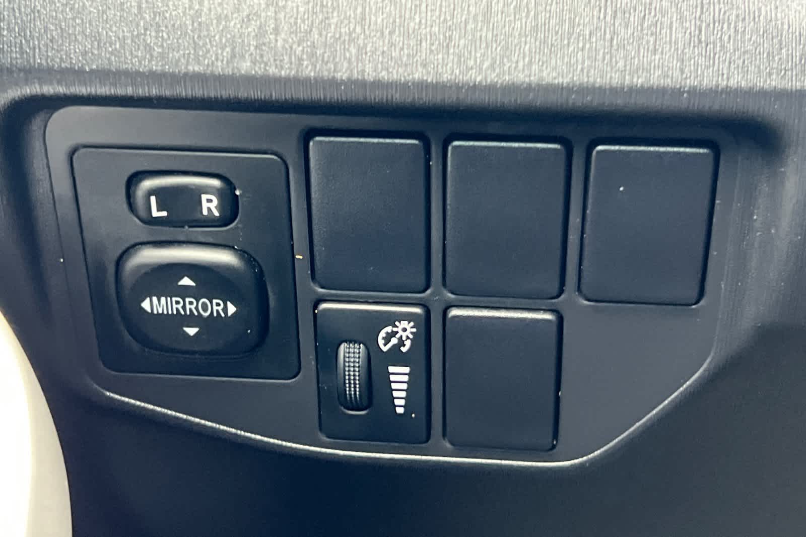 Thumbnail: 2015 Toyota Prius - 29