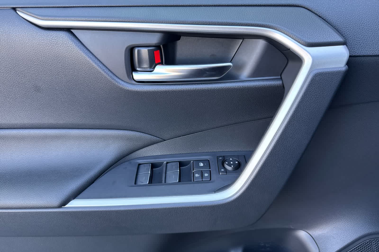 Thumbnail: 2025 Toyota RAV4 - 12